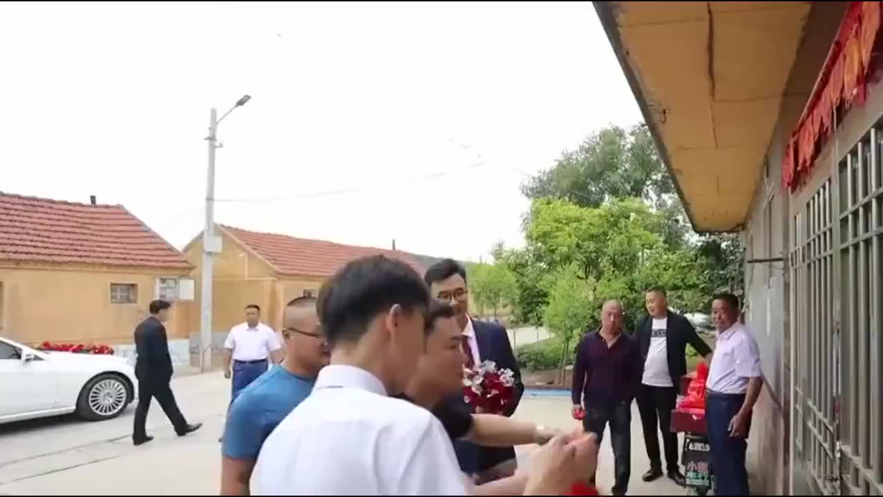 关于村委副书记撞死人后在职情况的回应，当地回应与绿色旅行的反思