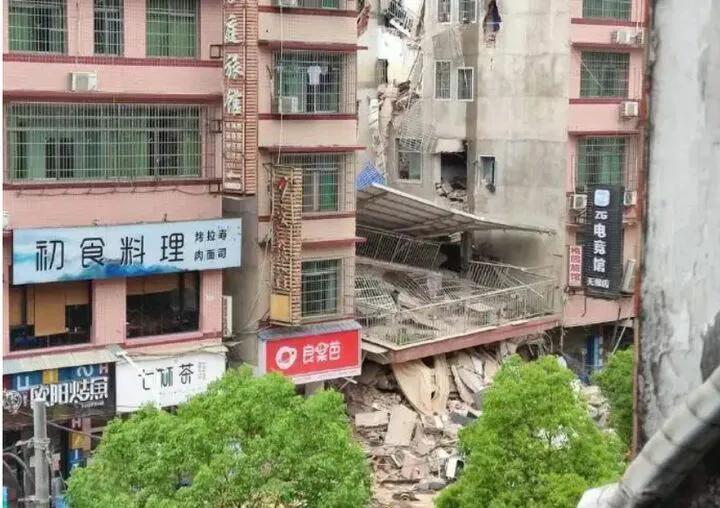 长沙自建房倒塌事故导致54死，责任与教训详解，15人受到法律制裁