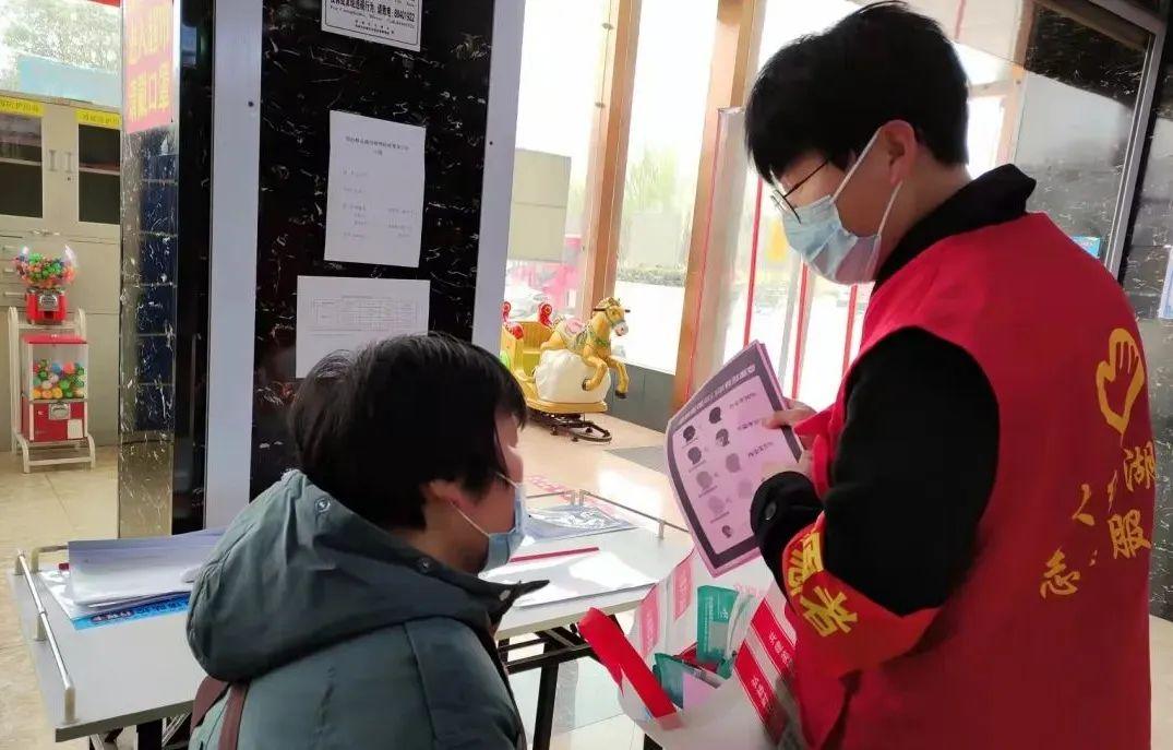 网红强迫机场志愿者摘口罩事件，探究网红现象背后的力量变化与自信成就感的铸就