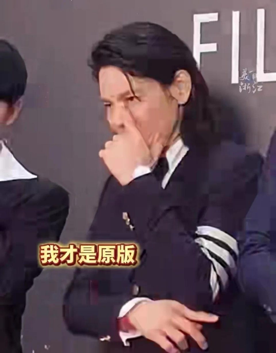高校老师创新签到方式，模仿向佐摸鼻梁成校园新风尚