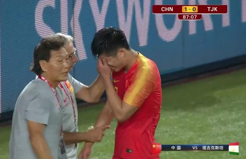 张玉宁进球后泪目背后的故事，小巷情怀与独特风味触动心灵深处