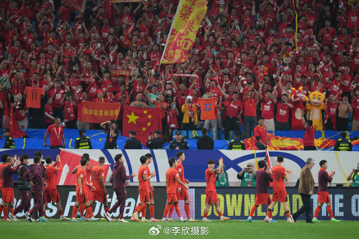 国足完胜印尼，团结荣耀的交响曲，全场大合唱庆祝胜利！