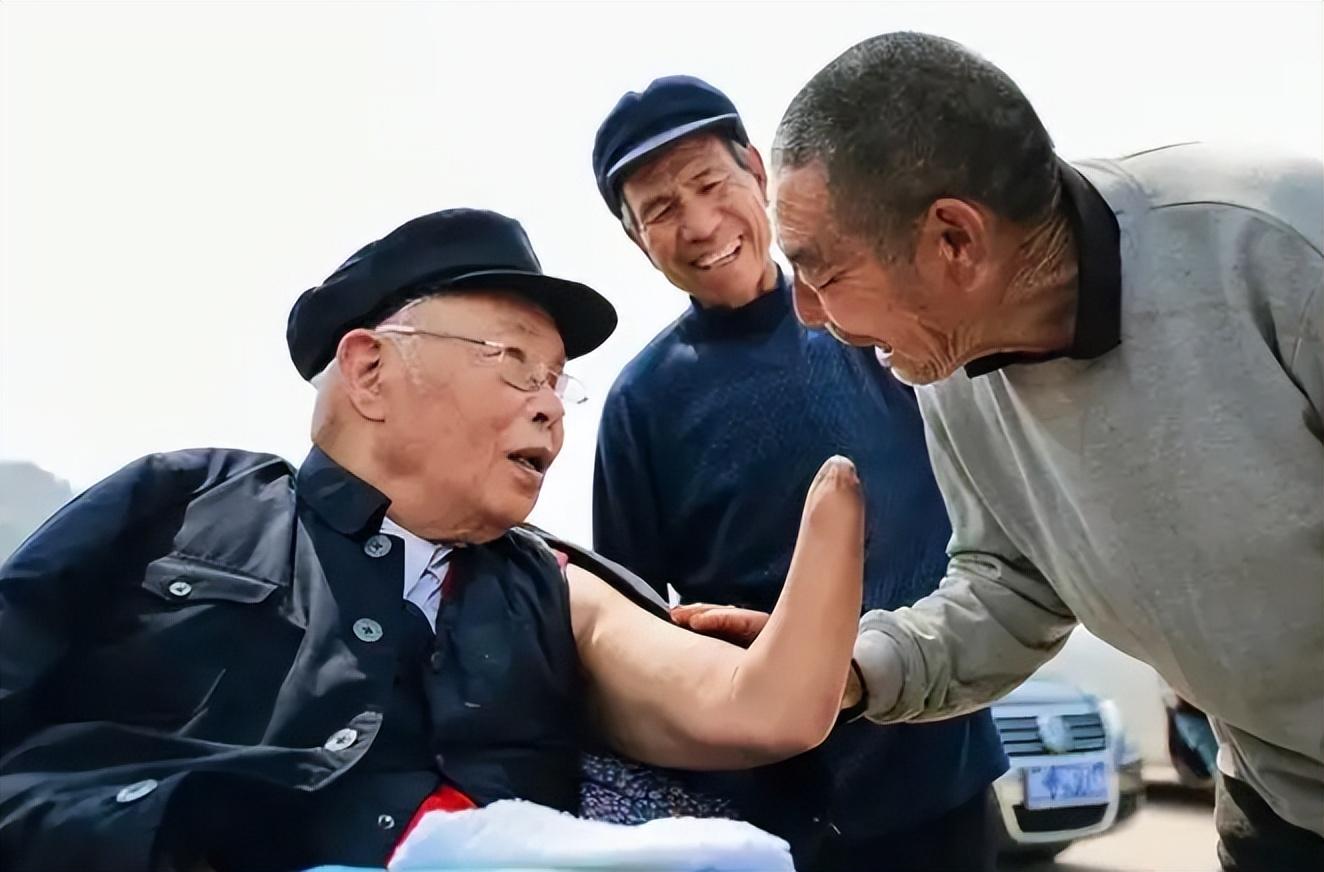 时代的召唤与国家脊梁，朝鲜约140万名青年踊跃参军或复队