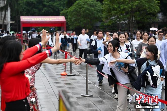 多地严防高考移民，小城趣事中的友情纽带与移民监管挑战