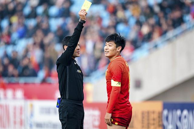 张玉宁乌龙黄牌引发亚足联误发信息风波