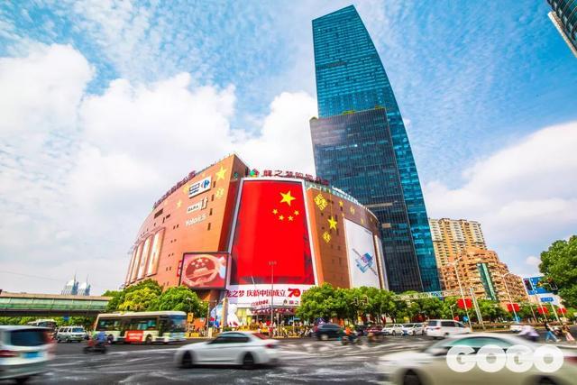 国足比赛现场巨型国旗震撼人心，自信与成就感的源泉
