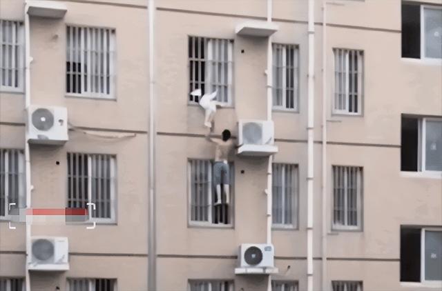 拖鞋大哥英勇徒手爬窗救人，幼童悬挂窗外的惊险瞬间引发社会关注！
