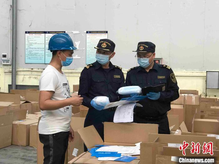 海关揭秘，出口货物夹藏旧中巴车意外查获记实