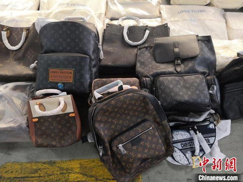 揭秘智能物流新纪元，出口货物夹藏旧中巴车被海关查获事件引发关注
