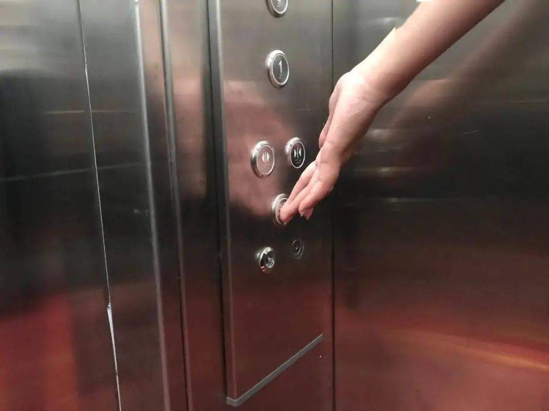 女子独自在家被困电梯一天一夜的惊险经历