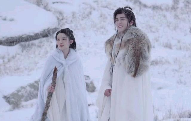 李沁曾舜晞携七夜雪团队跳初雪，小巷独特小店背后的秘密曝光