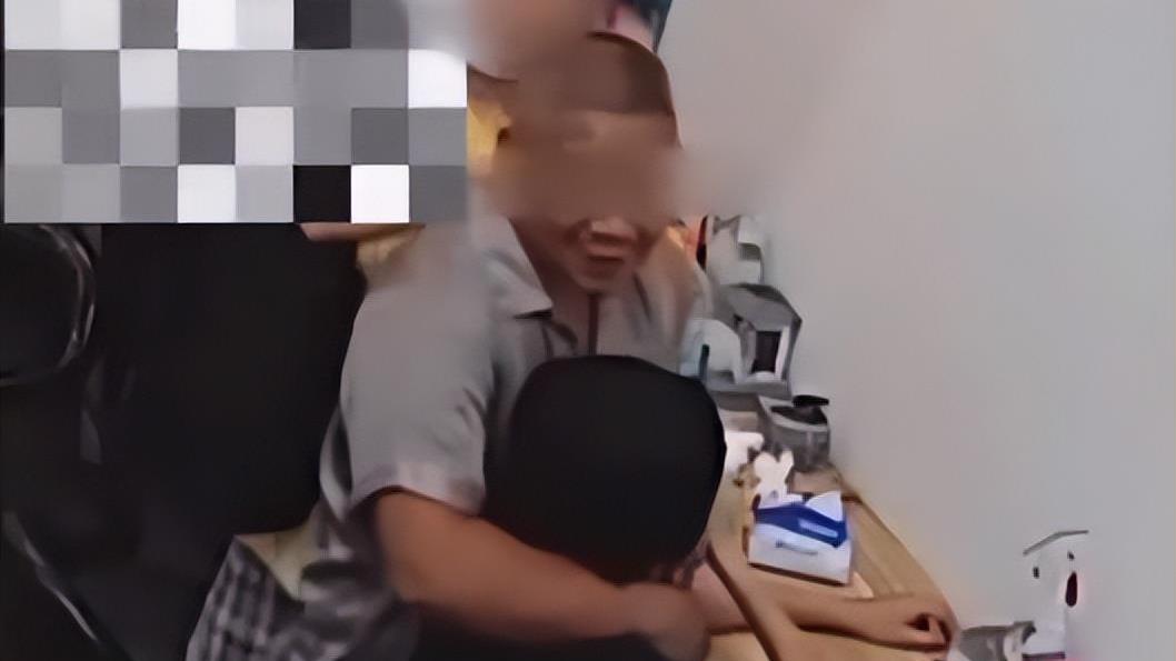 关于男子强吻猥亵女生事件的警方通报，男子被拘捕，年龄达58岁