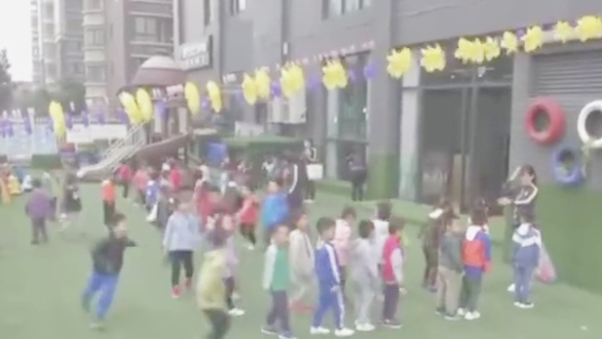 幼儿园老师殴打孩子引发上学恐惧，小巷特色小店给予温暖慰藉