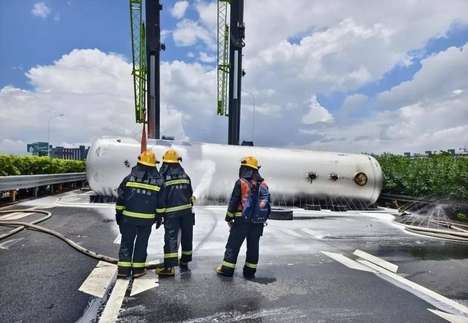 官方回应罐车危化品泄漏事件，紧急处置，保障安全🚒
