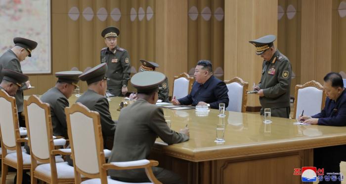金正恩的强硬军事立场与温情日常，军事政治背后的故事解读