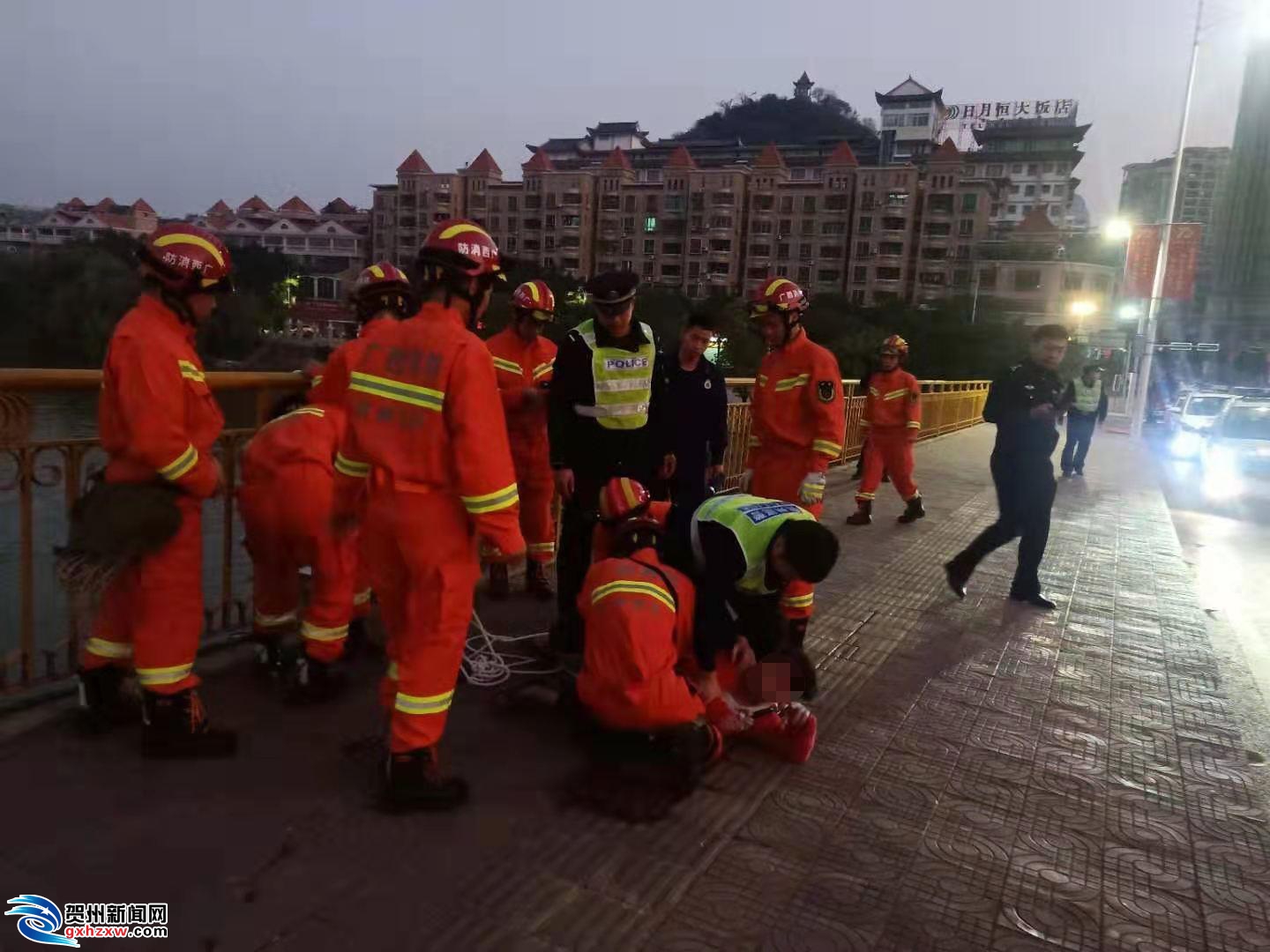 英勇民警合力救下跳桥男子，展现人间大爱瞬间