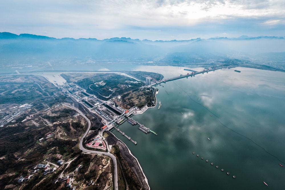2024年澳门大全免费金锁匙_以大国重器的巍峨守护长江之美,详细解读解释定义_复古版86.96.37