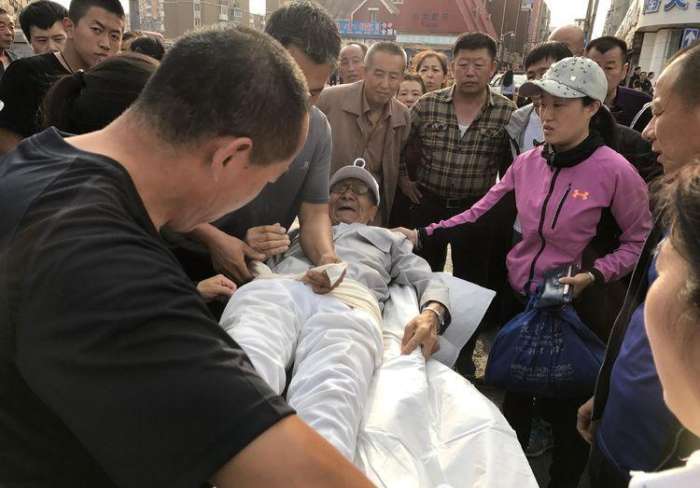 新奥门免费资料挂牌大全_抬车救人的白发爷爷找到了,稳定性方案解析_投资版85.77.78