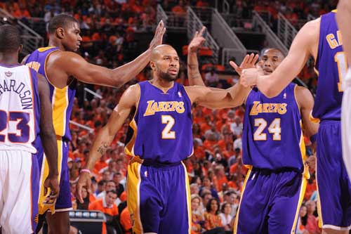 NBA官网专家预测西部季后赛席位烽火重燃，竞技舞台展现激烈争夺战