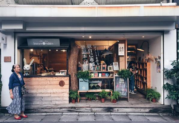 探索小巷特色小店，最新门套线带来非凡魅力