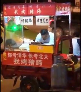新闻哥吐槽最新章节,新闻哥探秘，小巷深处的特色小店，独特环境引热议