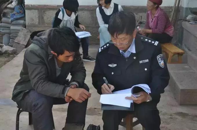 成都交通事故中的智能安全守护者，未来体验与高科技守护